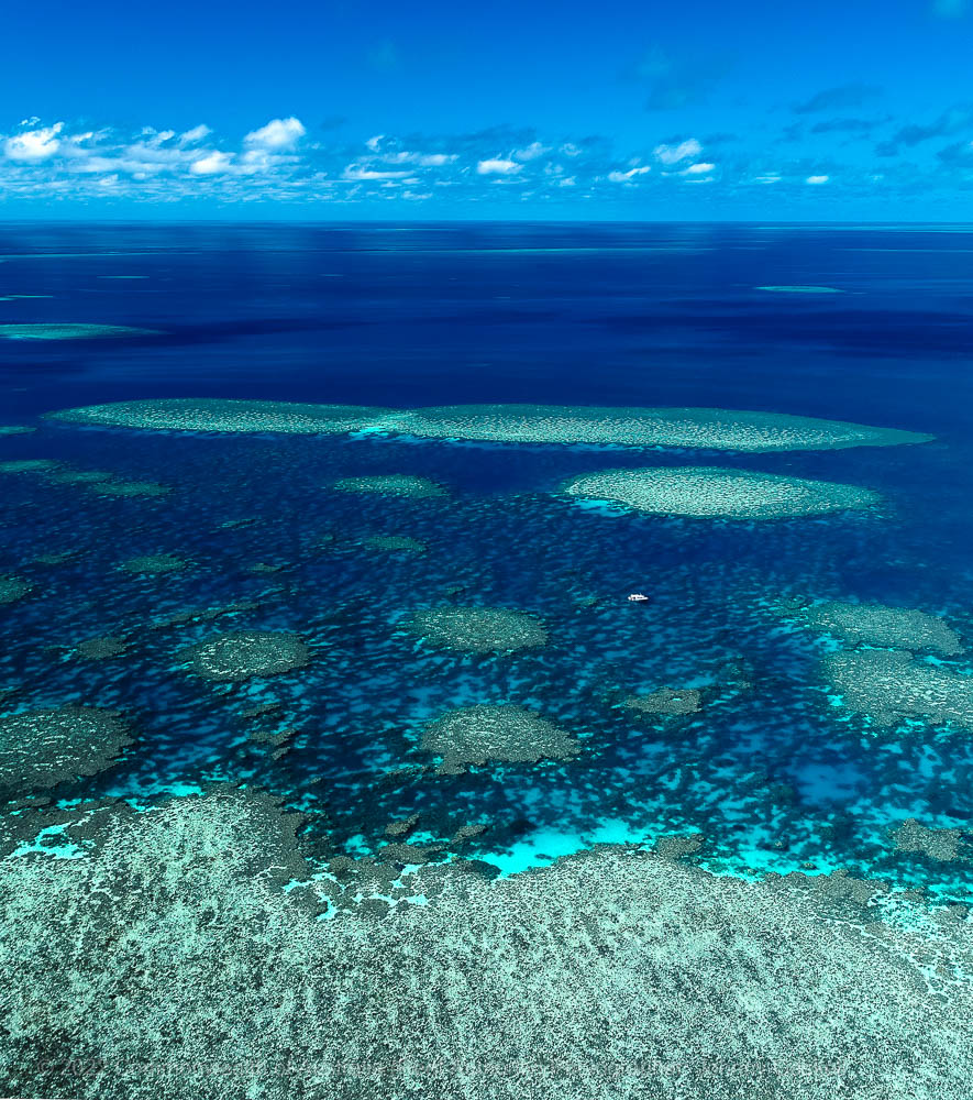    Aerial photograph of the Great Barrier Reef – © Commonwealth of Australia – (Reef Authority) - Photographer: Johnny Gaskell