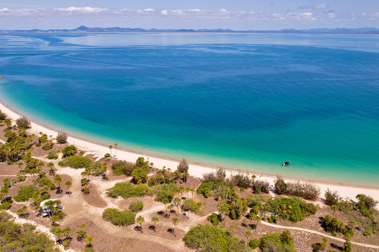 Aerial photo land connecting to Reef