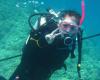 Woman diver descending on the Great Barrier Reef. 