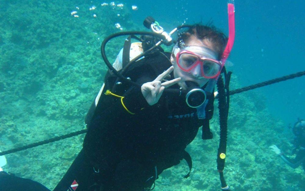 Woman diver descending on the Great Barrier Reef. 