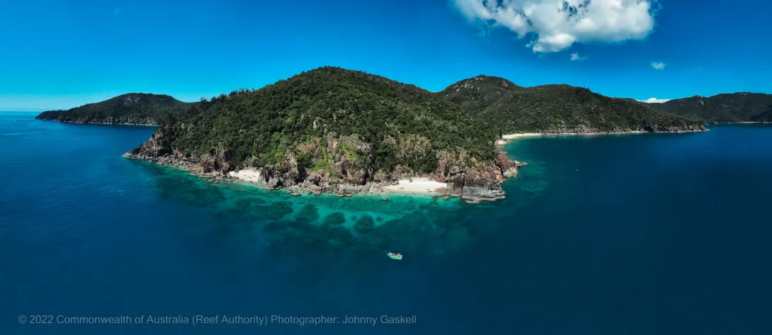 Aerial photograph of an island on the Great Barrier Reef – Australia - © Commonwealth of Australia – (Reef Authority) - Photographer: Johnny Gaskell